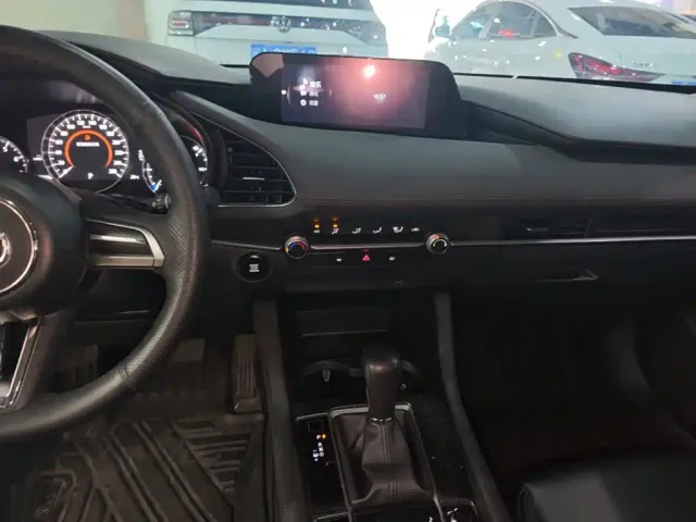 Mazda Axela — Фото автомобиля 12