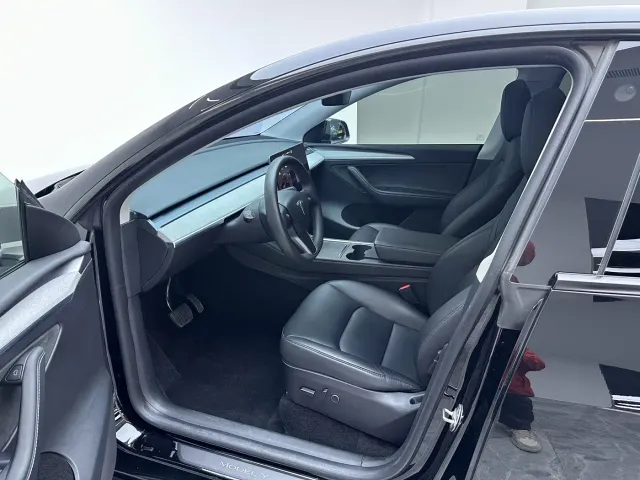 Tesla Model Y — Фото автомобиля 17