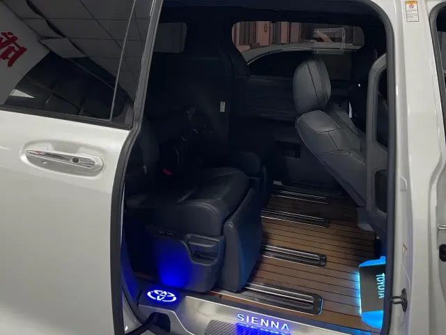 Toyota Sienna — Фото автомобиля 7