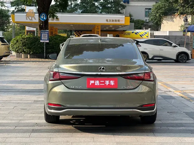 Lexus ES — Фото автомобиля 8