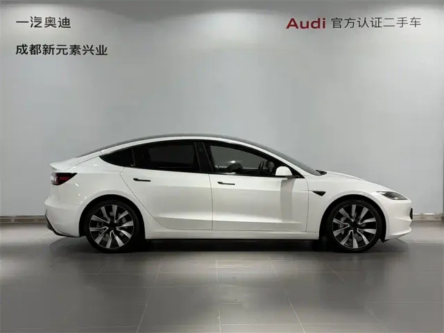 Tesla Model 3 — Фото автомобиля 3