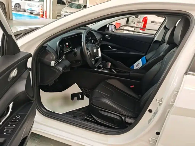 Hyundai Elantra — Фото автомобиля 15