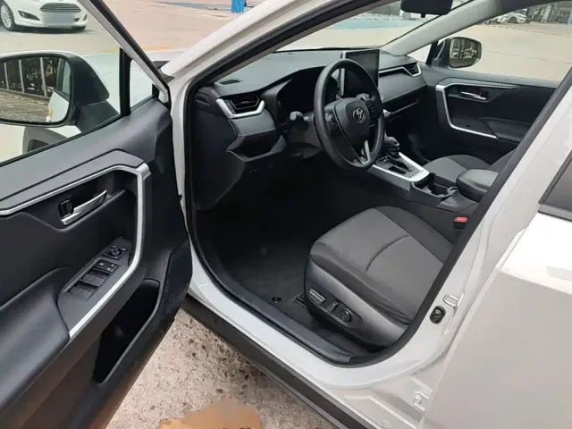 Toyota RAV4 — Фото автомобиля 15