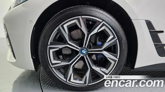 BMW i4 — Фото автомобиля 5