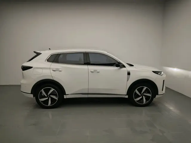 Changan Qiyuan Q05 — Фото автомобиля 8