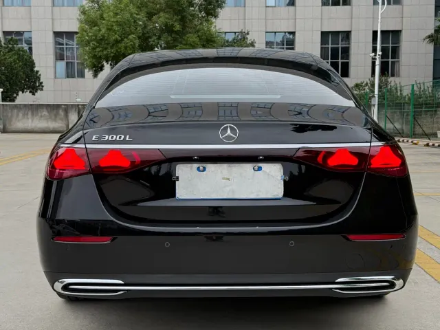 Mercedes-Benz E-Class — Фото автомобиля 5