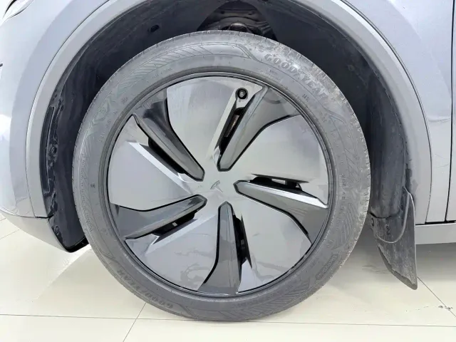 Tesla Model Y — Фото автомобиля 18
