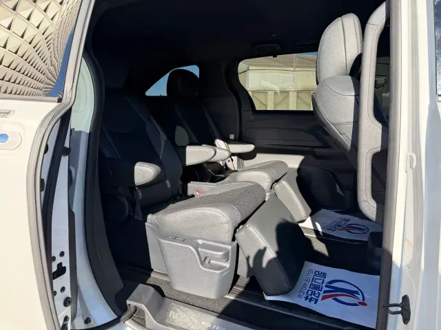 Toyota Sienna — Фото автомобиля 12