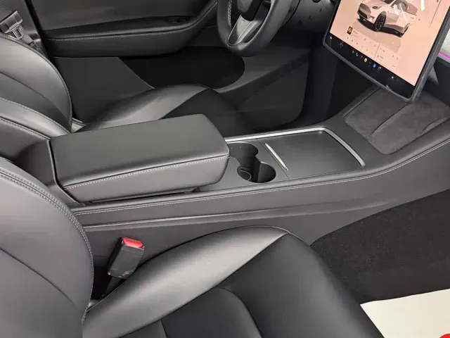 Tesla Model Y — Фото автомобиля 13