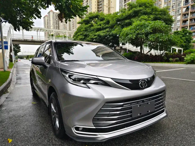 Toyota Sienna — Фото автомобиля 3