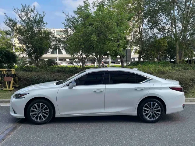 Lexus ES — Фото автомобиля 4