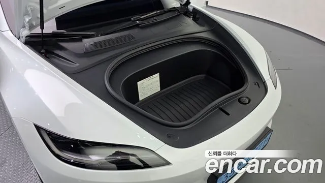 Tesla Model 3 — Фото автомобиля 9