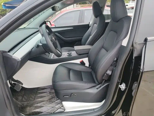 Tesla Model Y — Фото автомобиля 14