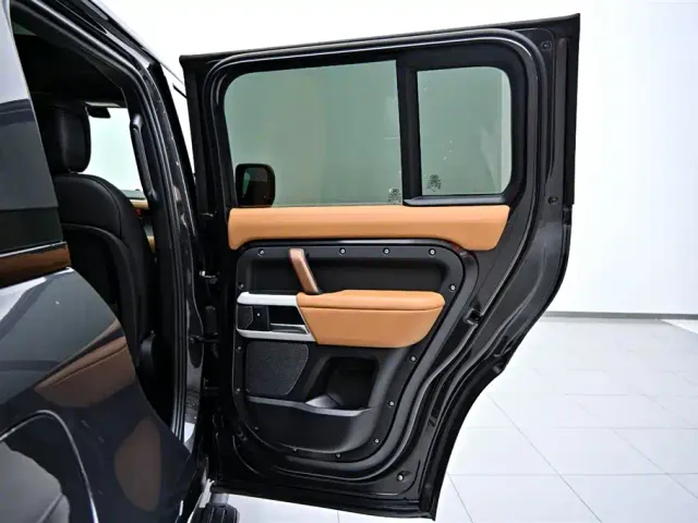 Land Rover Defender — Фото автомобиля 23