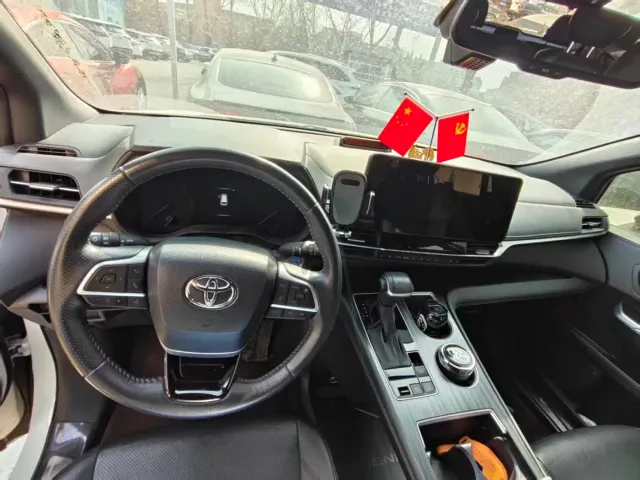 Toyota Sienna — Фото автомобиля 3