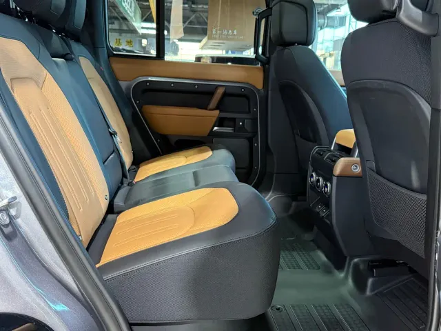 Land Rover Defender — Фото автомобиля 10