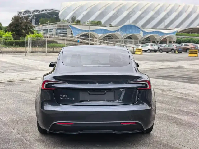 Tesla Model 3 — Фото автомобиля 5