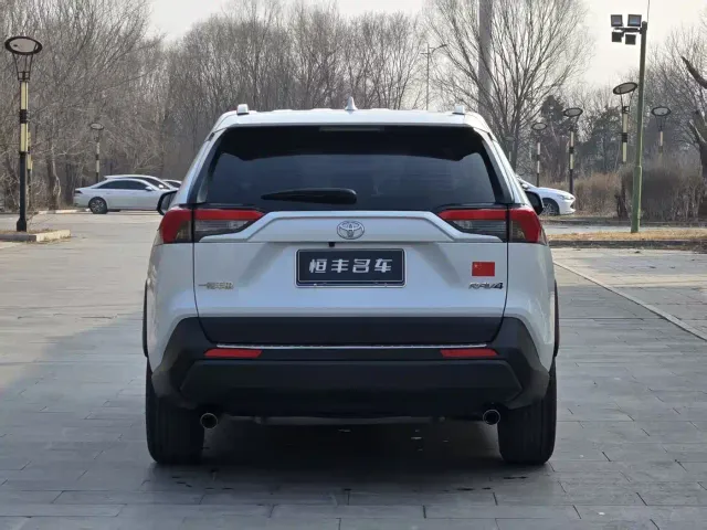 Toyota RAV4 — Фото автомобиля 4