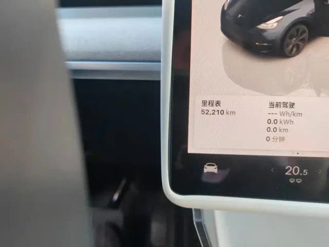 Tesla Model Y — Фото автомобиля 8