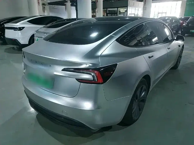 Tesla Model 3 — Фото автомобиля 6