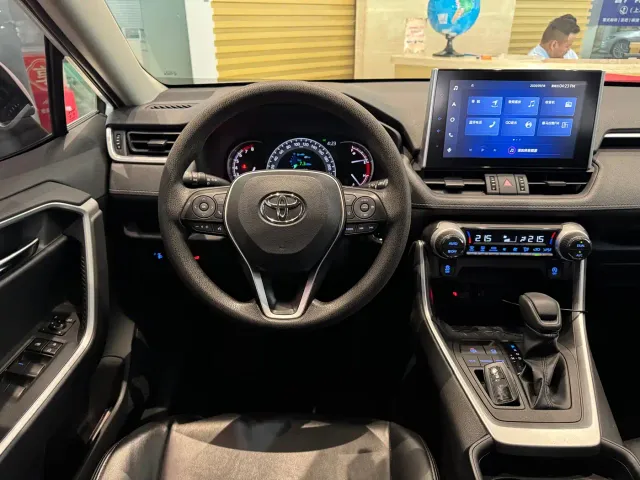 Toyota RAV4 — Фото автомобиля 15