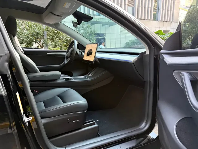 Tesla Model Y — Фото автомобиля 12