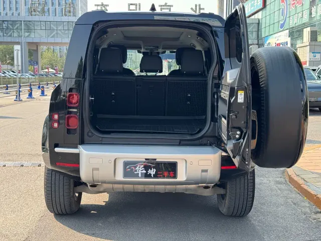 Land Rover Defender — Фото автомобиля 12