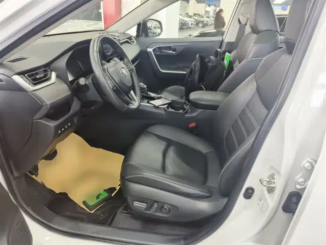 Toyota RAV4 — Фото автомобиля 10