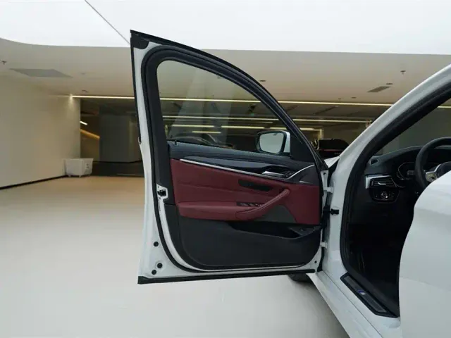 BMW 5 Series — Фото автомобиля 17