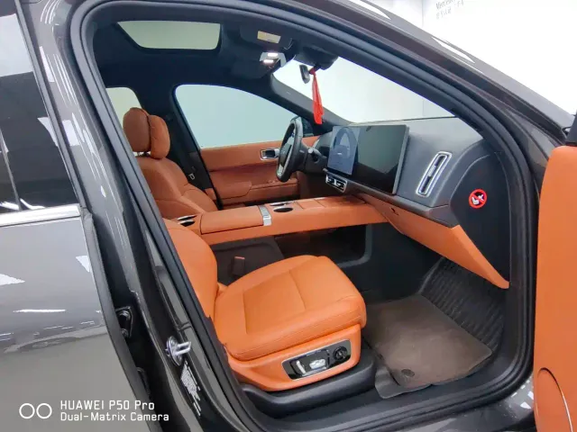 Li Auto L8 — Фото автомобиля 13