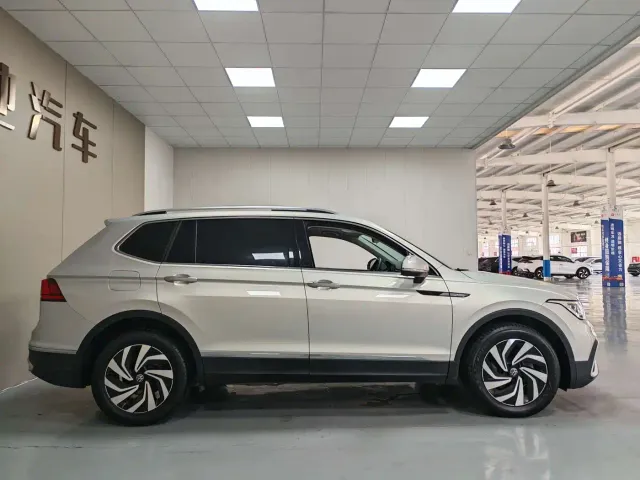 Volkswagen Tiguan L — Фото автомобиля 7