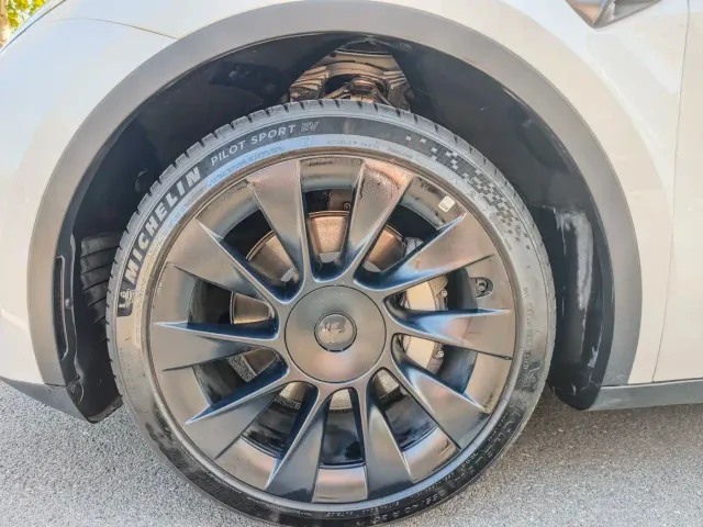 Tesla Model Y — Фото автомобиля 11