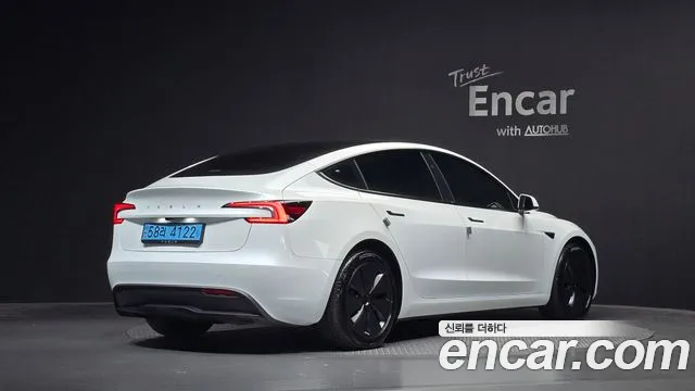 Tesla Model 3 — Фото автомобиля 2