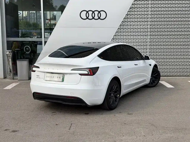 Tesla Model 3 — Фото автомобиля 5