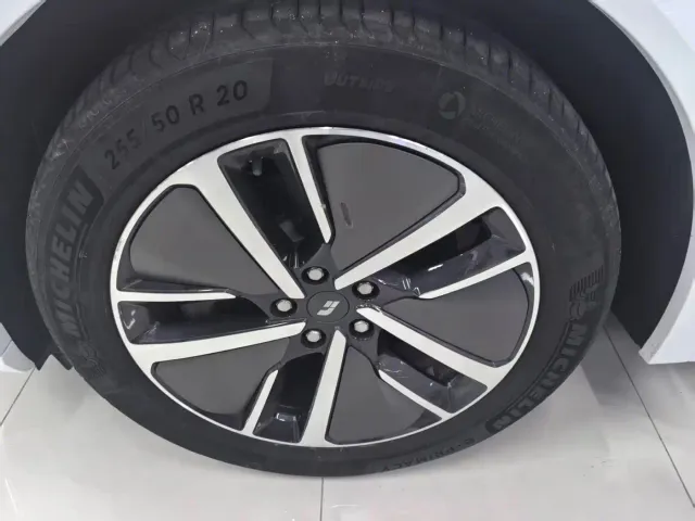 Li Auto L7 — Фото автомобиля 14