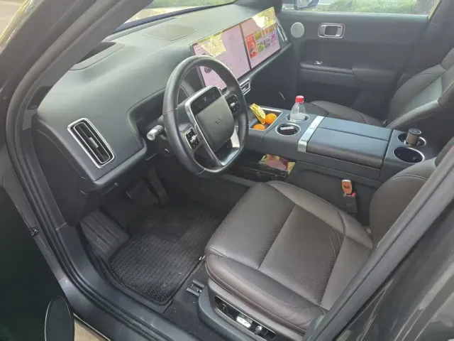 Li Auto L8 — Фото автомобиля 4