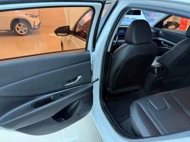 Hyundai Elantra — Фото автомобиля 17