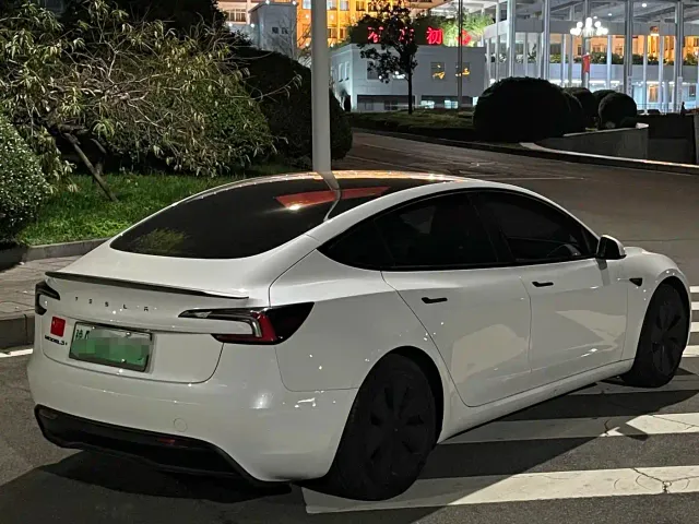 Tesla Model 3 — Фото автомобиля 8