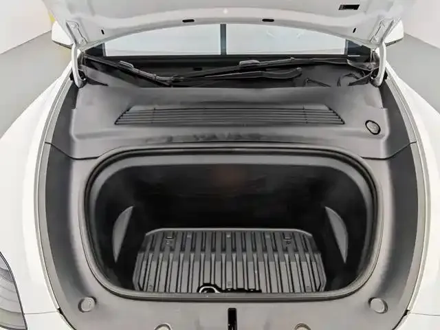 Tesla Model Y — Фото автомобиля 17