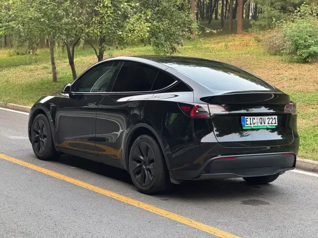 Tesla Model Y 2023 Long Range All-Wheel Drive Edition — Фото автомобиля 9