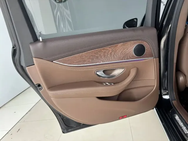 Mercedes-Benz E-Class — Фото автомобиля 21