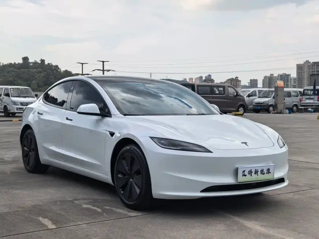 Tesla Model 3 — Фото автомобиля 3