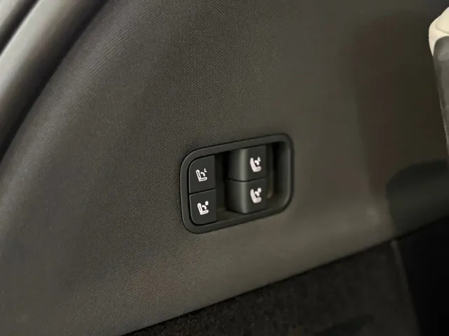Tesla Model Y L — Фото автомобиля 12