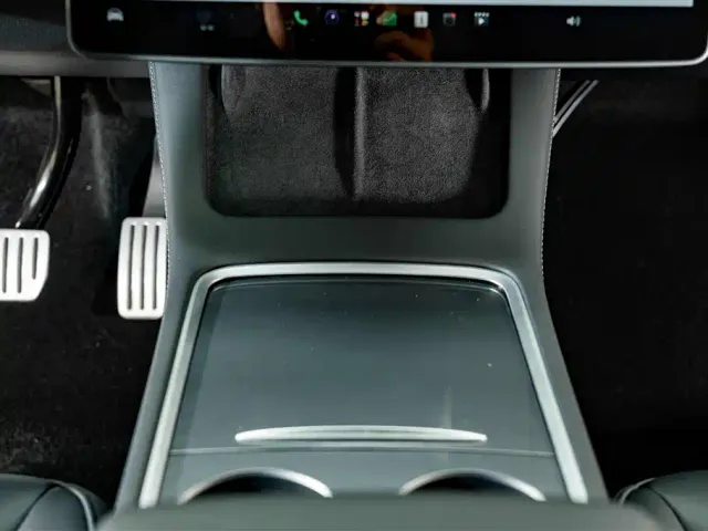 Tesla Model Y — Фото автомобиля 15