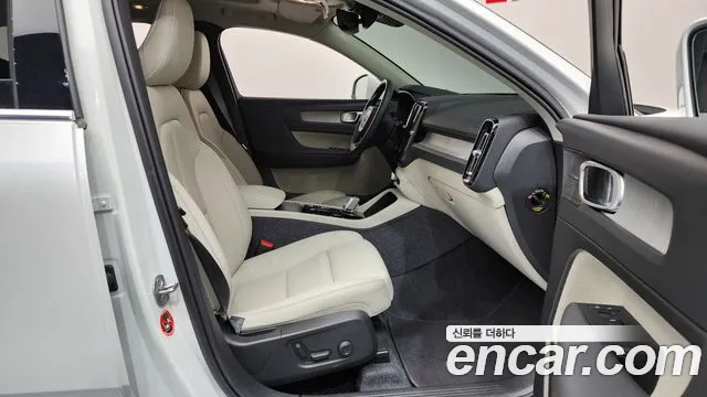 Вольво XC40 B4 Ultra Bright — Фото автомобиля 11