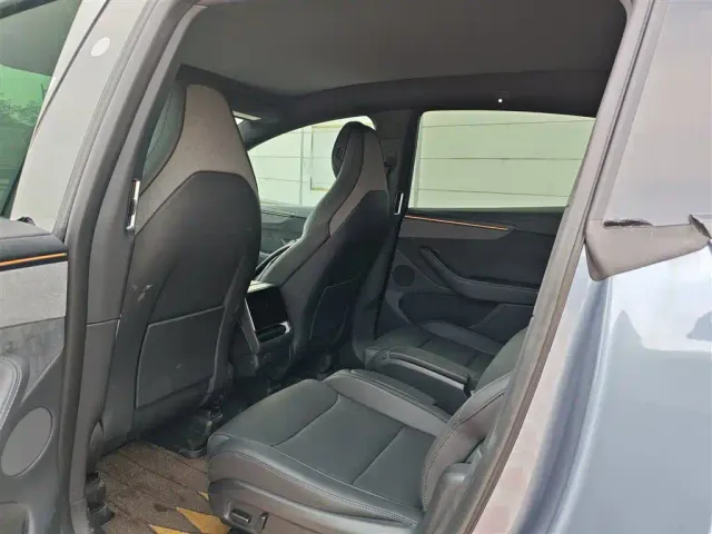 Tesla Model Y L — Фото автомобиля 5