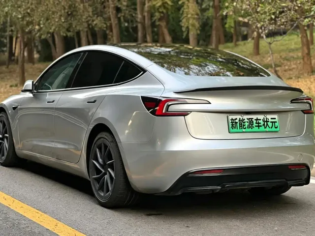 Tesla Model 3 — Фото автомобиля 9