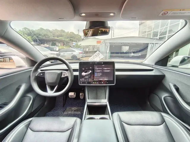 Tesla Model 3 — Фото автомобиля 11