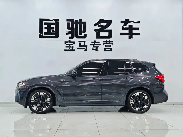 BMW iX3 — Фото автомобиля 3