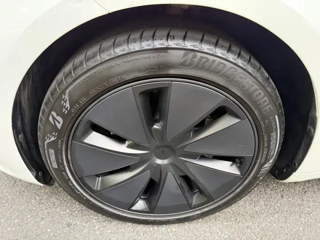 Tesla Model 3 — Фото автомобиля 4